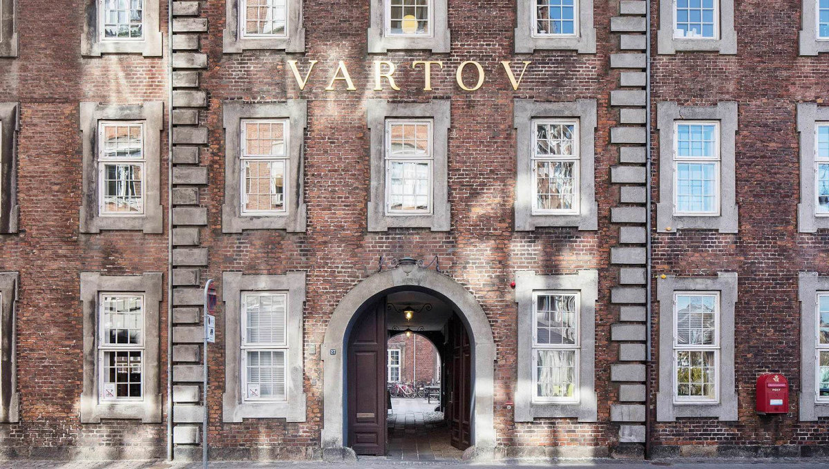 Unge anbragte læste digte på Vartov